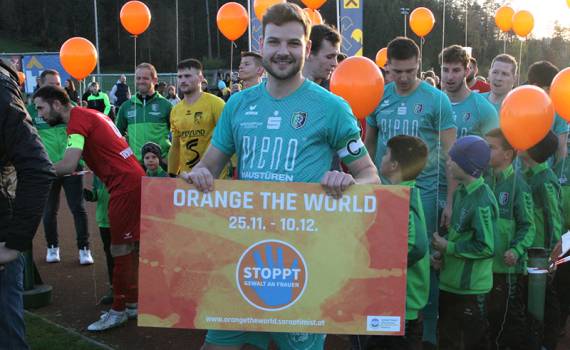 Soroptimistinnen setzten am Fußballplatz ein oranges Zeichen gegen Gewalt an Frauen
